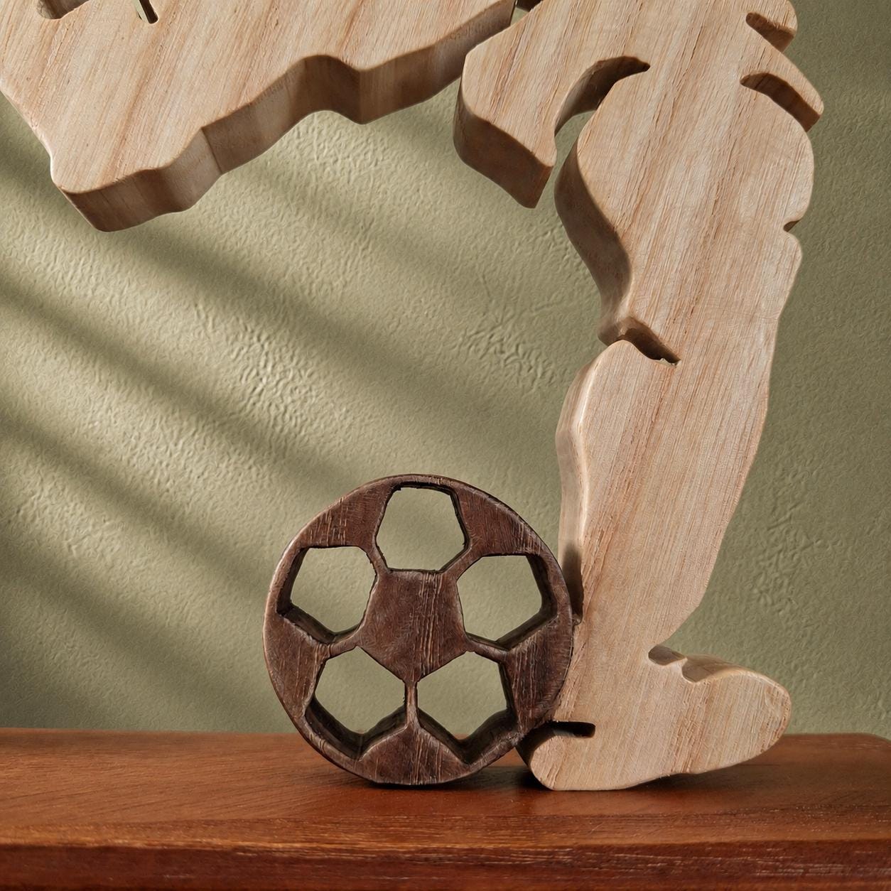 Tormoment – handgemachte Holzskulptur eines Fußballspielers