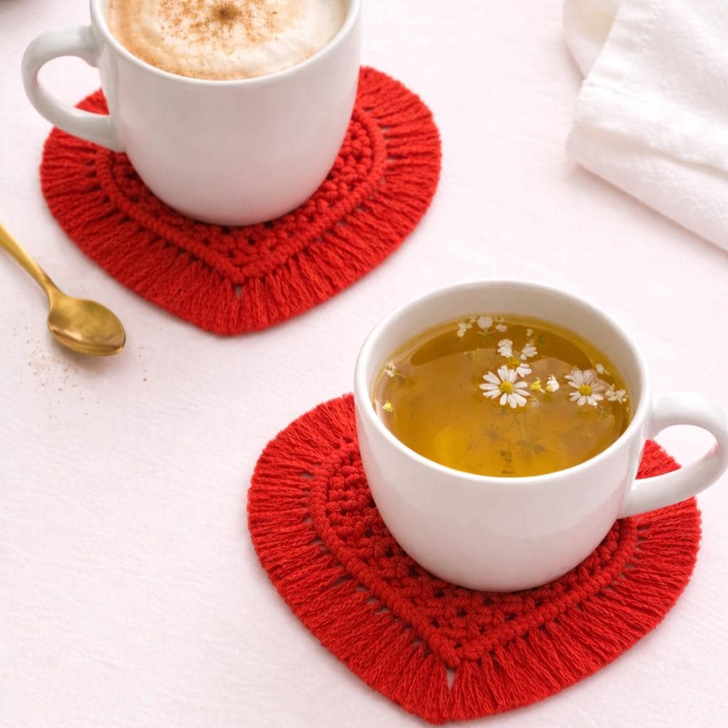 Corações Entrelaçados – Conjunto de Corações em Macramé Vermelho com Franjas de Algodão