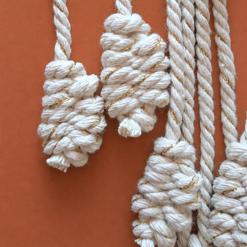 Empress – Macramé de Parede Artesanal em Algodão, Contas de Madeira e Madeira Flutuante, 62cm