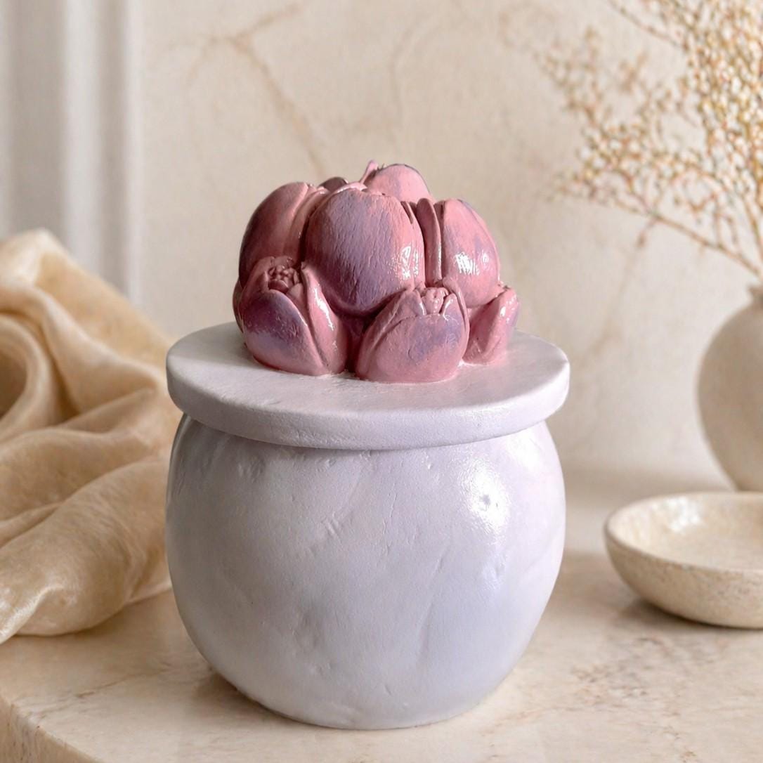 Caixa de Joias Tulipa – Caixa Artesanal em Argila com Tampa Floral Esculpida