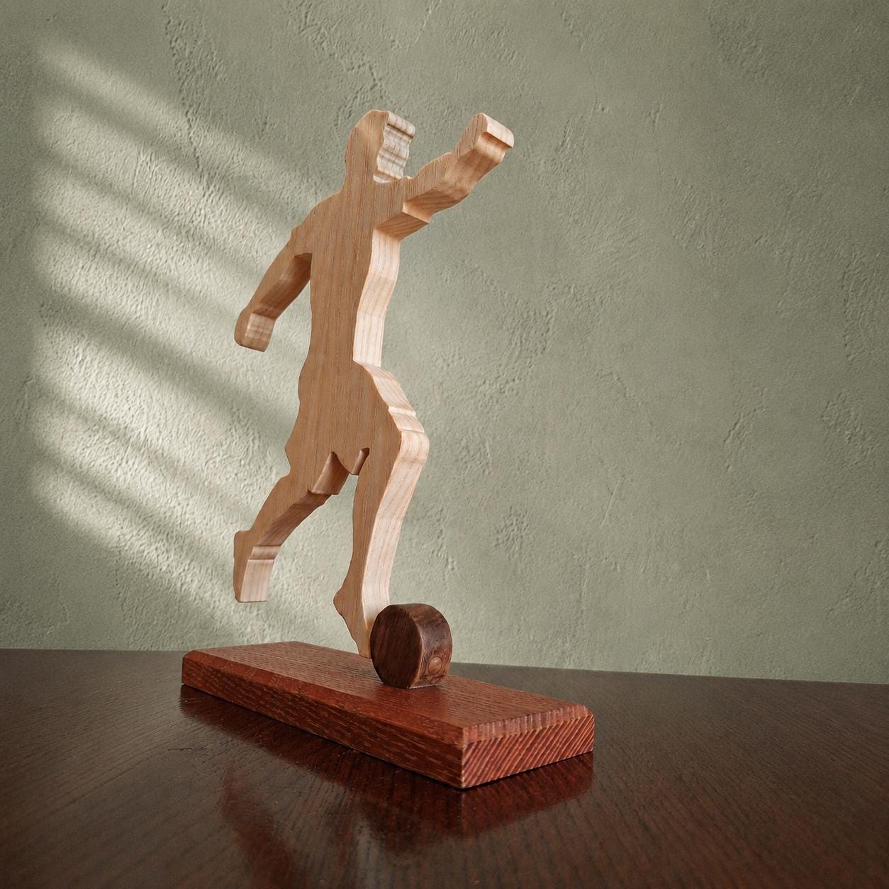 Fußballspieler-Skulptur – Handgemachte Holz-Fußballfigur auf Holzsockel