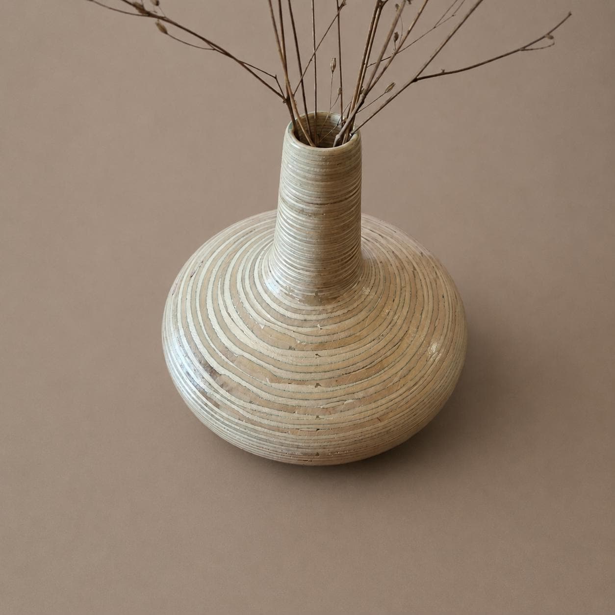 Aurora Vase – Handgedrehte Holzvase mit skulpturaler Form