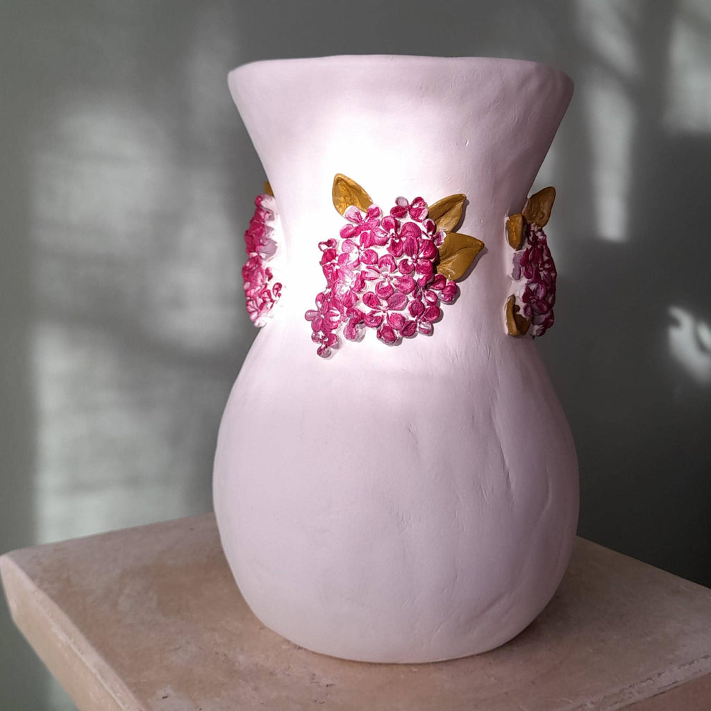 Jarra de Flores Silvestres – Escultura Artesanal em Argila com Relevo Floral Rosa e Lilás