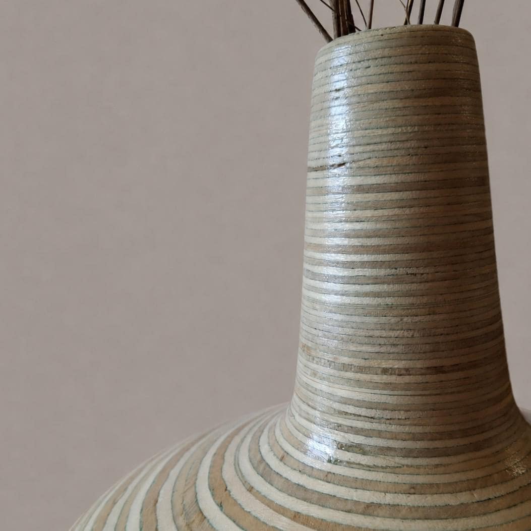 Aurora Vase – Handgedrehte Holzvase mit skulpturaler Form