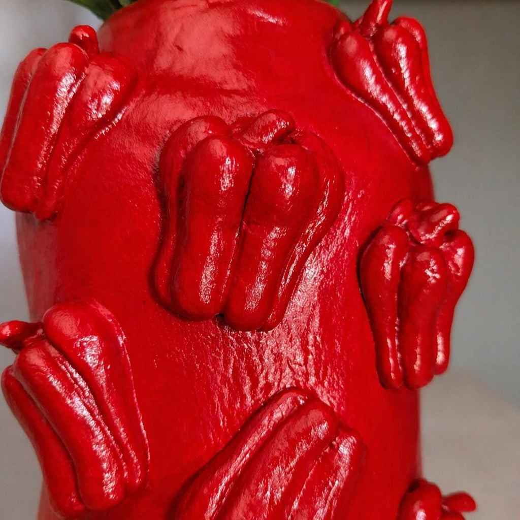 Vase mit roten Chilischoten – Handgemachte Skulptur aus lufthärtendem Ton mit geformten Chilischoten