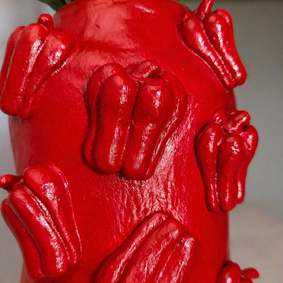 Vase mit roten Chilischoten – Handgemachte Skulptur aus lufthärtendem Ton mit geformten Chilischoten