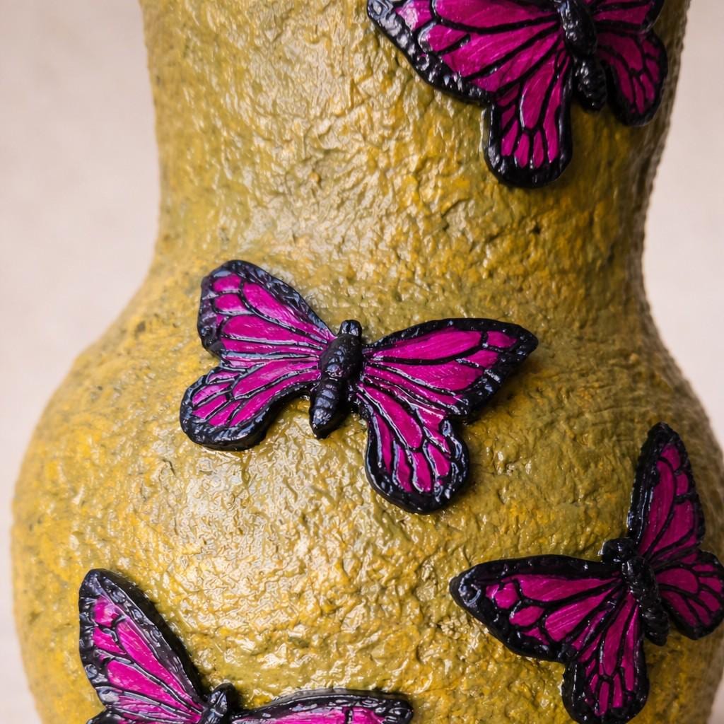 Schmetterlingsvase – Handgefertigte Skulptur aus lufthärtendem Ton mit blauem Morpho- und rosafarbenen Schmetterlingen