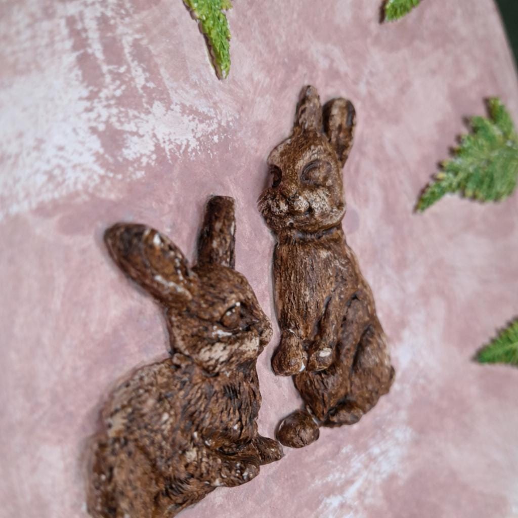 Dekorativer Teller Hase – Handgemachte Keramik & lufttrocknender Ton | 24 cm | Oster- und Frühlingsdekoration
