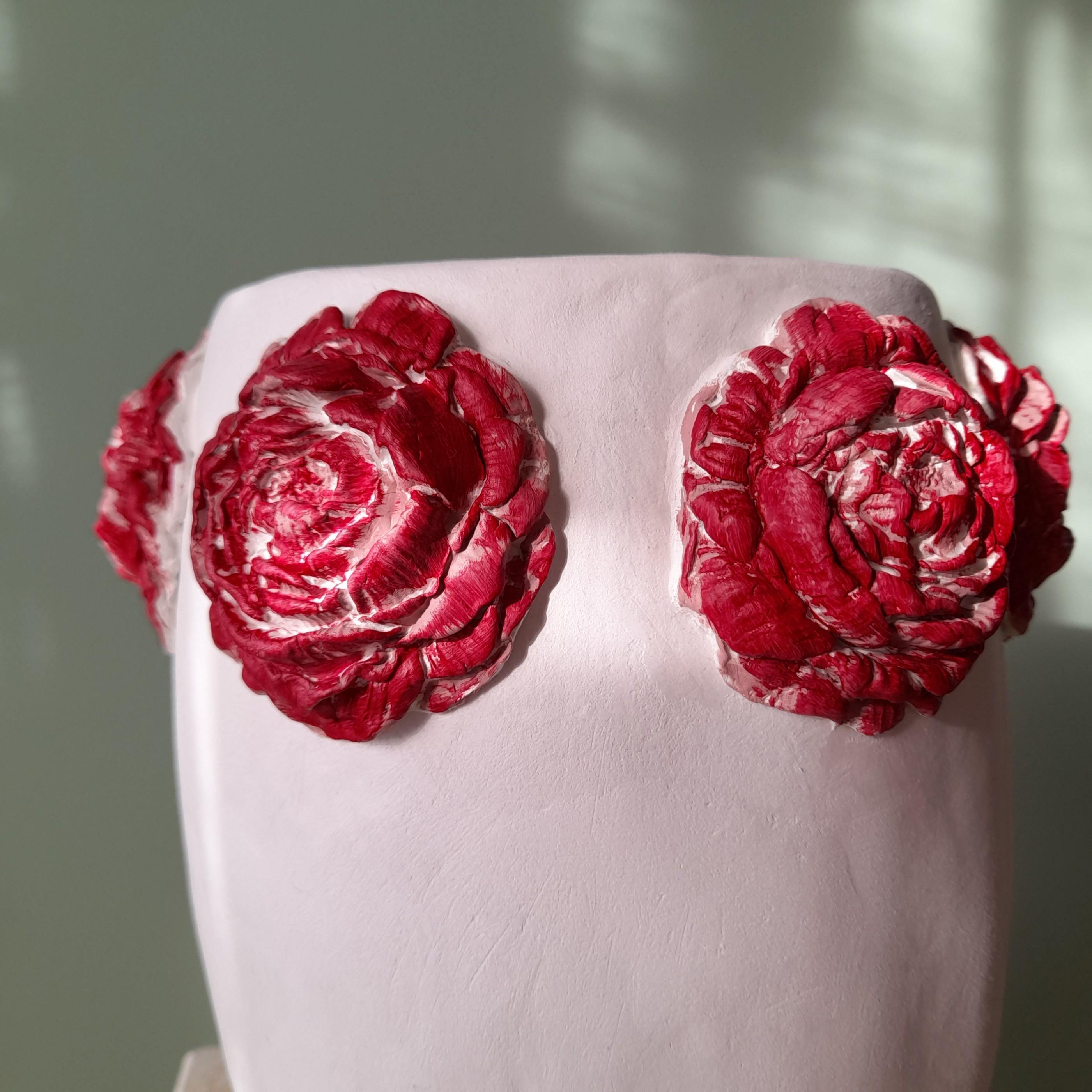 Jarra Camélia – Escultura Artesanal em Argila com Relevo Floral Vermelho