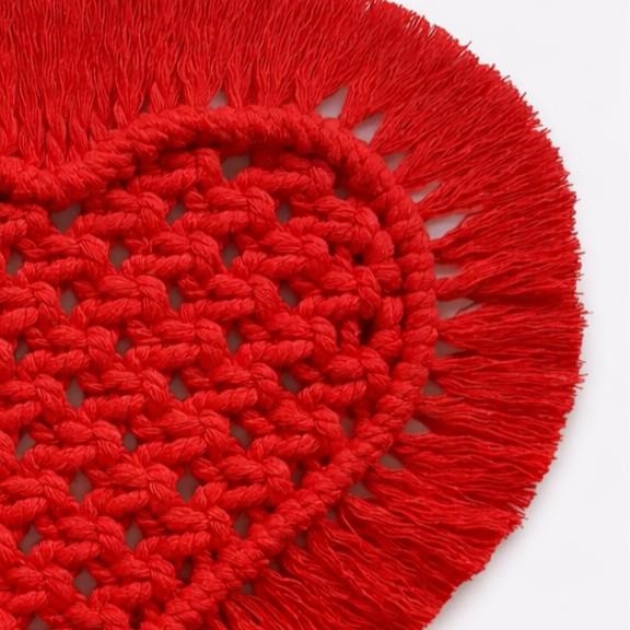 Verflochtene Herzen – Handgemachtes Makramee-Herz-Set in Rot mit Baumwollfransen