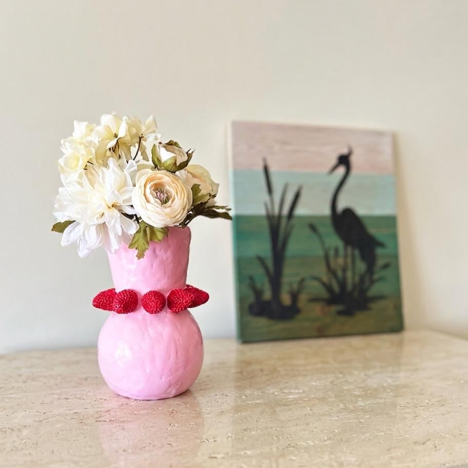 Erdbeer-Vase – Handgemachte Skulptur aus lufthärtendem Ton mit geformten Frucht-Details