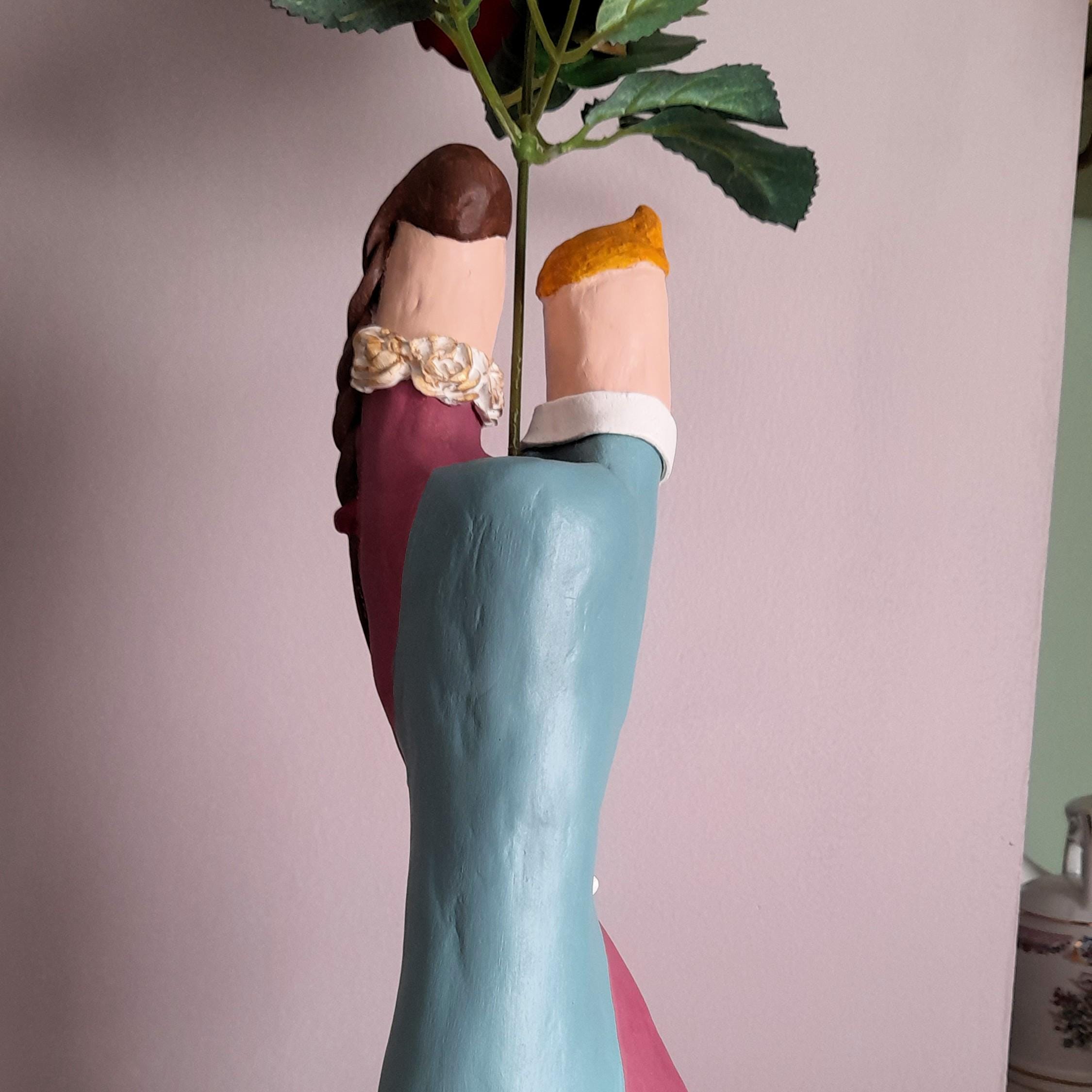 Skulpturvase für Paare – handgemachte Figur aus lufttrocknendem Ton mit Rosendetail
