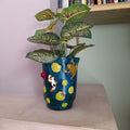 Koi-Teich-Vase – handgemachte Skulptur aus lufthärtendem Ton mit Frosch, Seerose und Schmetterling
