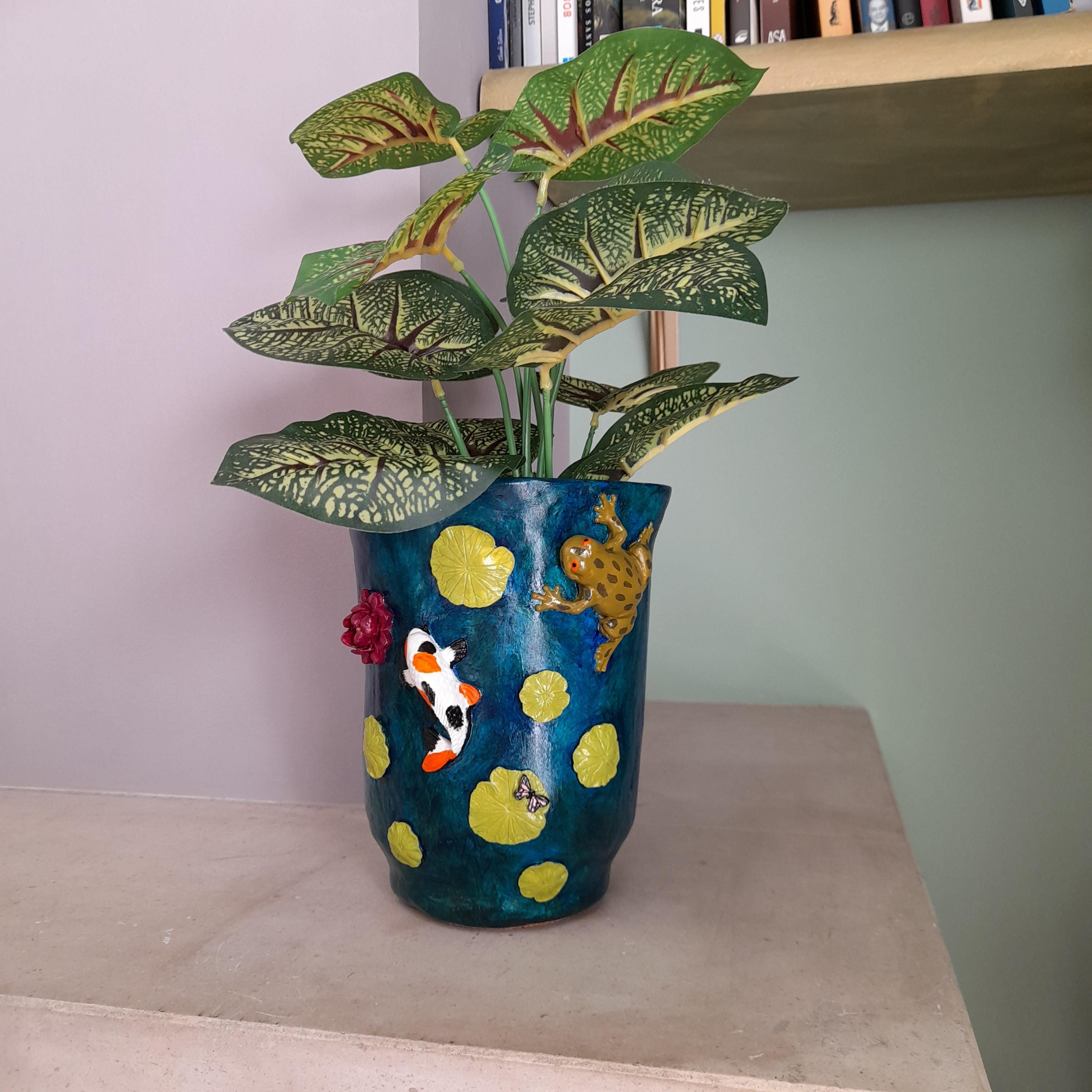 Koi-Teich-Vase – handgemachte Skulptur aus lufthärtendem Ton mit Frosch, Seerose und Schmetterling