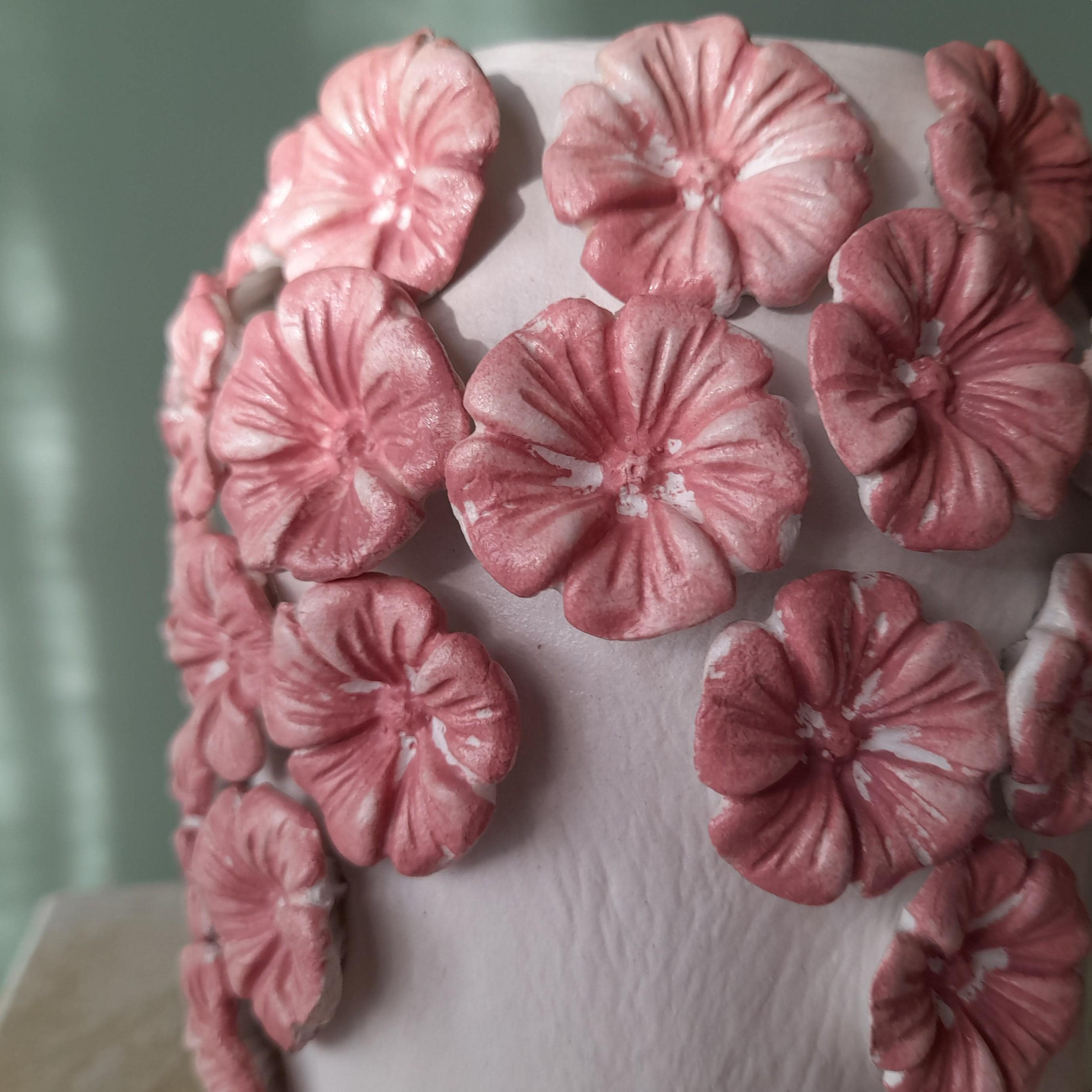 Hortensien-Vase – Handgemachte Skulptur aus lufthärtendem Ton mit geformten Blumendetails