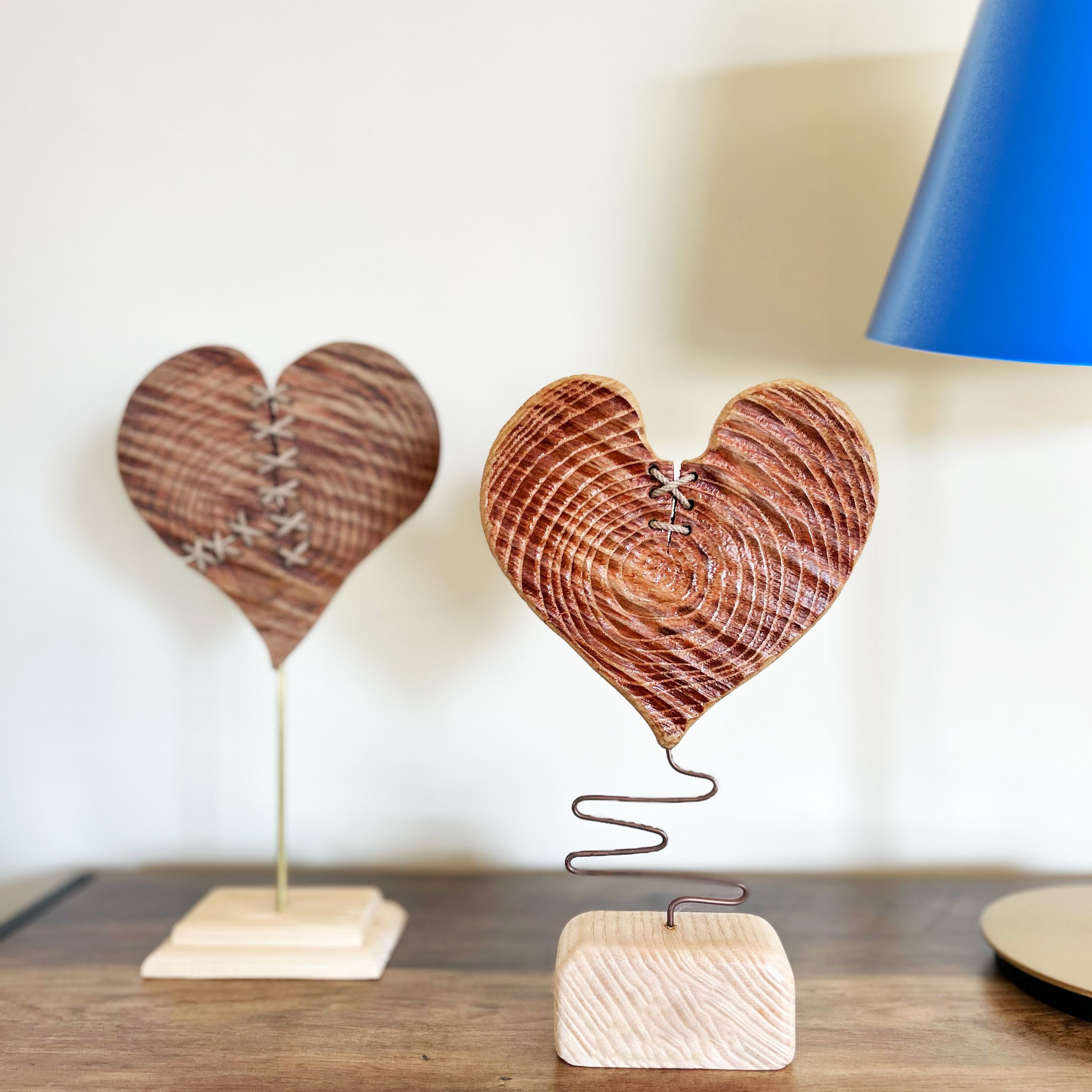 Widerstandsfähiges Herz – handgefertigte Holzherz-Skulptur mit genähter Spalte & Metalldraht