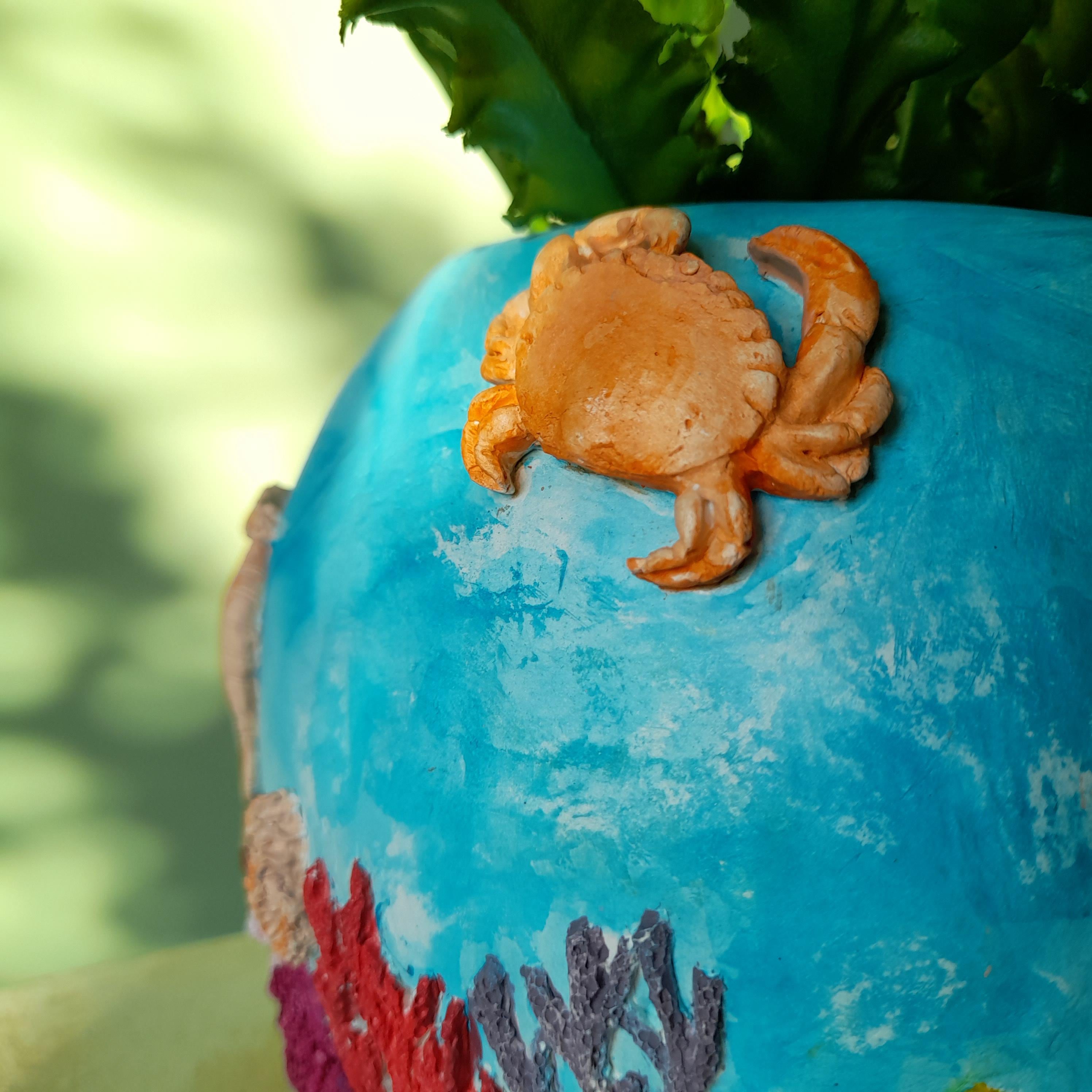 Ozeanriff-Vase – Handgefertigte Skulptur aus lufttrocknendem Ton mit geformtem Meeresleben