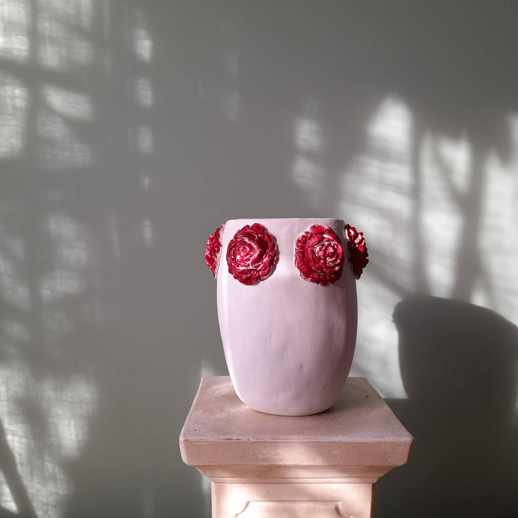Jarra Camélia – Escultura Artesanal em Argila com Relevo Floral Vermelho