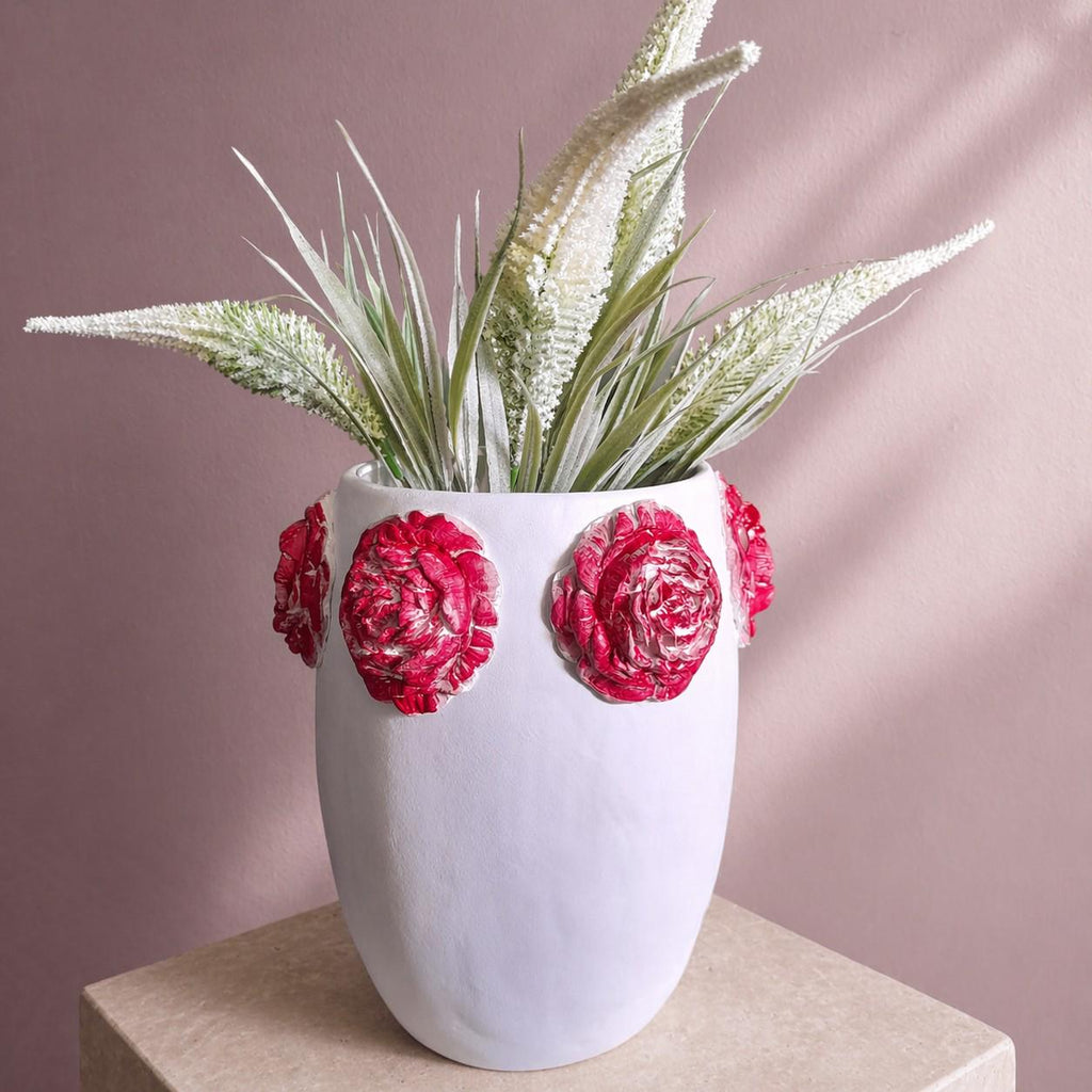 Jarra Camélia – Escultura Artesanal em Argila com Relevo Floral Vermelho