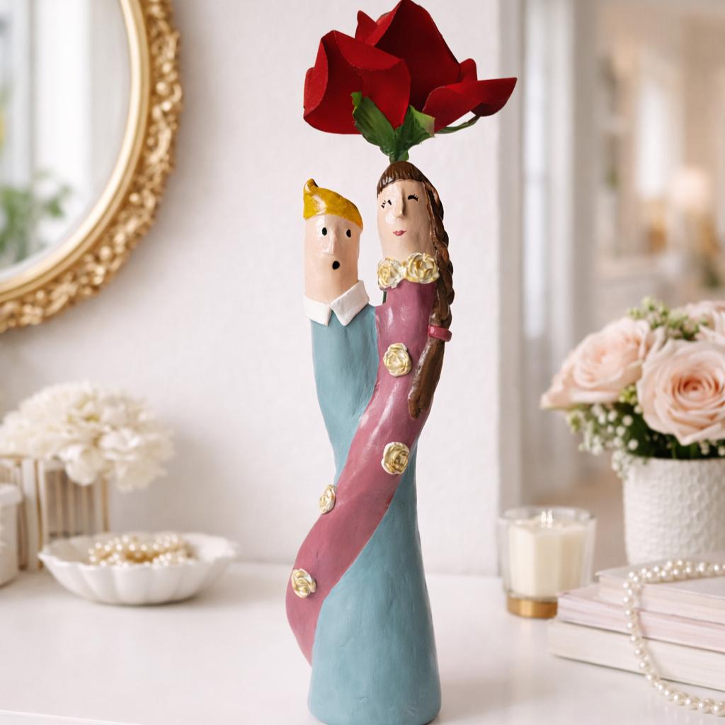 Skulpturvase für Paare – handgemachte Figur aus lufttrocknendem Ton mit Rosendetail
