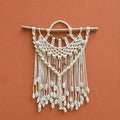 Empress – Macramé de Parede Artesanal em Algodão, Contas de Madeira e Madeira Flutuante, 62cm