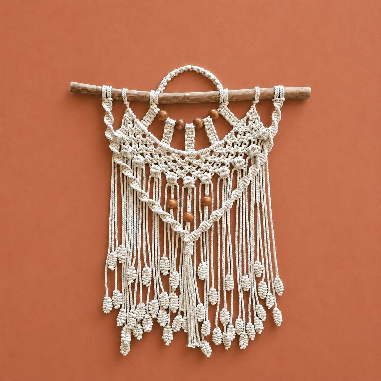Empress – Macramé de Parede Artesanal em Algodão, Contas de Madeira e Madeira Flutuante, 62cm