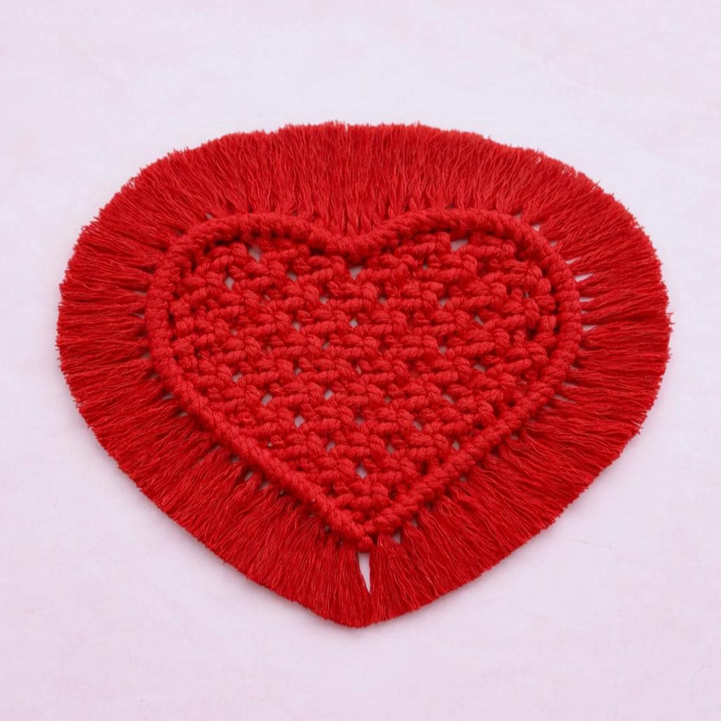 Corações Entrelaçados – Conjunto de Corações em Macramé Vermelho com Franjas de Algodão