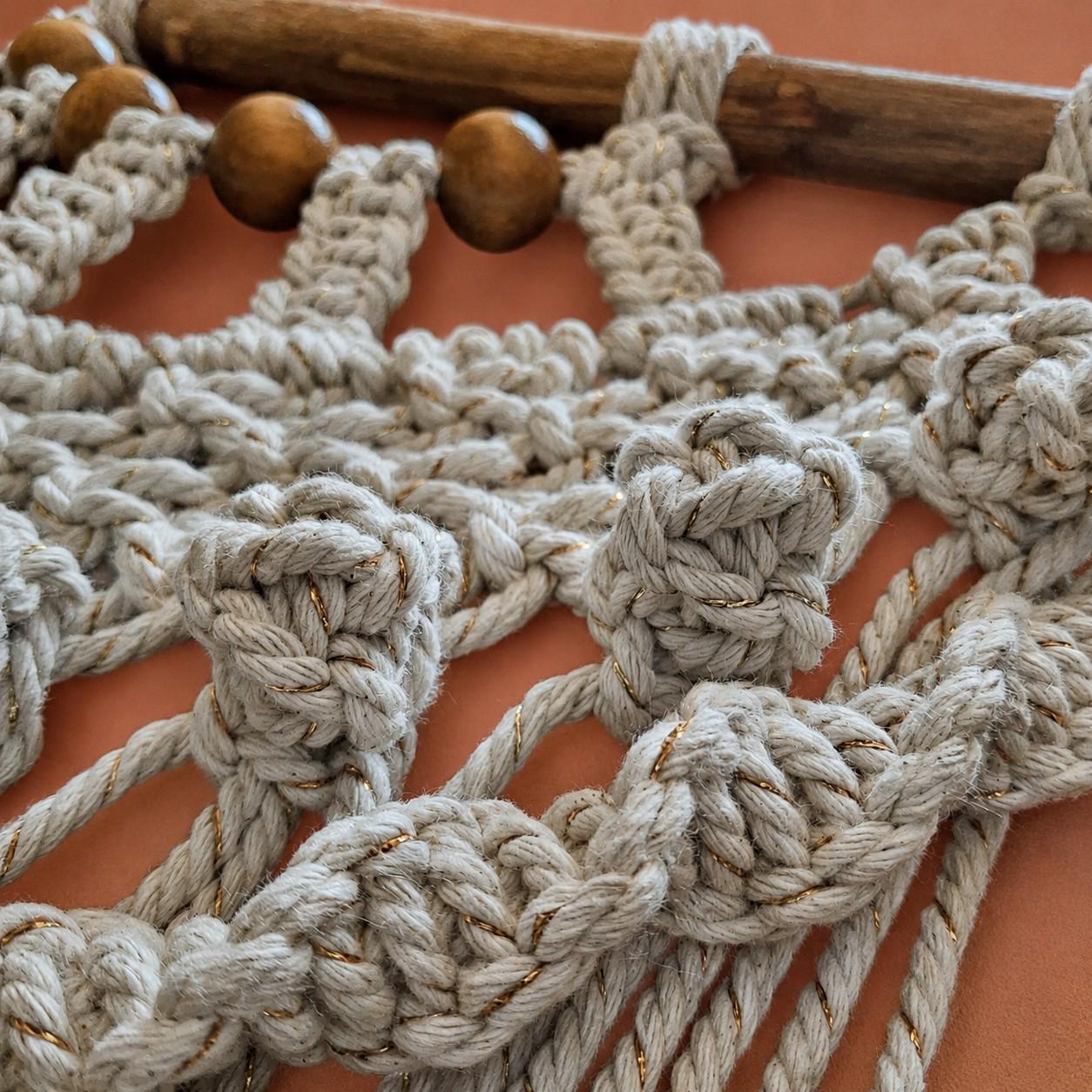 Empress – Macramé de Parede Artesanal em Algodão, Contas de Madeira e Madeira Flutuante, 62cm