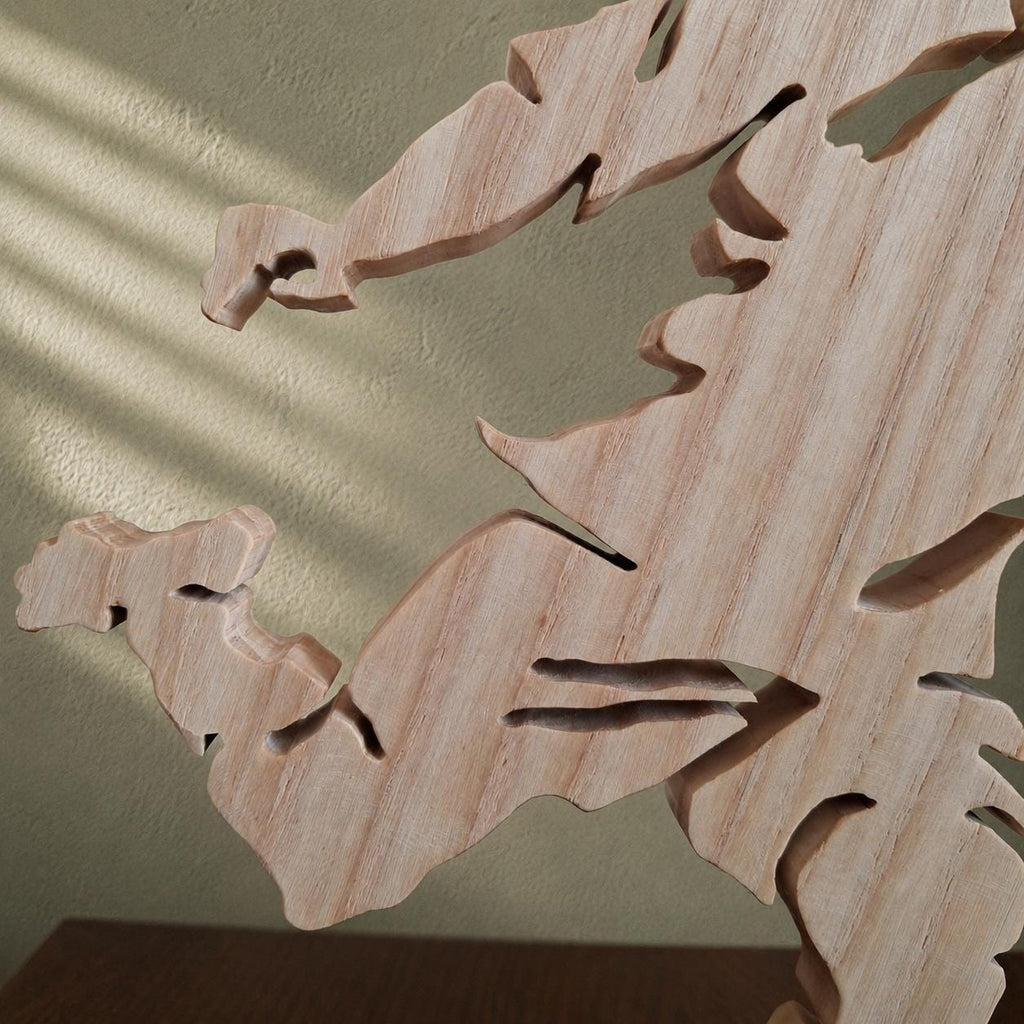 Tormoment – handgemachte Holzskulptur eines Fußballspielers