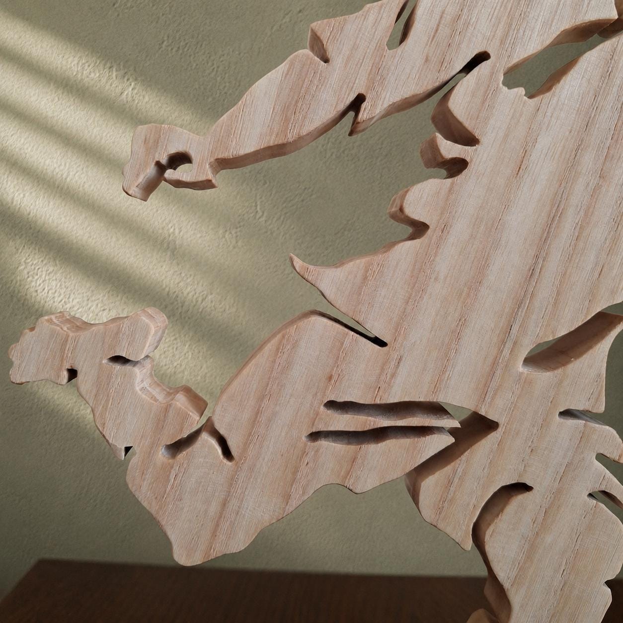 Tormoment – handgemachte Holzskulptur eines Fußballspielers