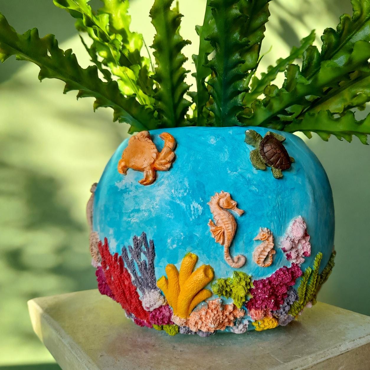 Ozeanriff-Vase – Handgefertigte Skulptur aus lufttrocknendem Ton mit geformtem Meeresleben