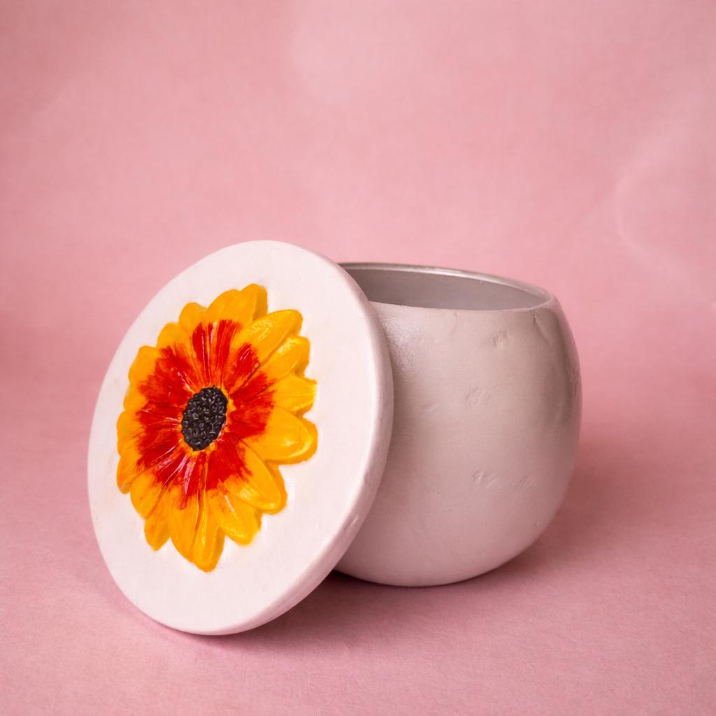 Gerbera-Schmuckkästchen – Handgefertigte Dose aus lufthärtendem Ton mit geformtem Blumendeckel