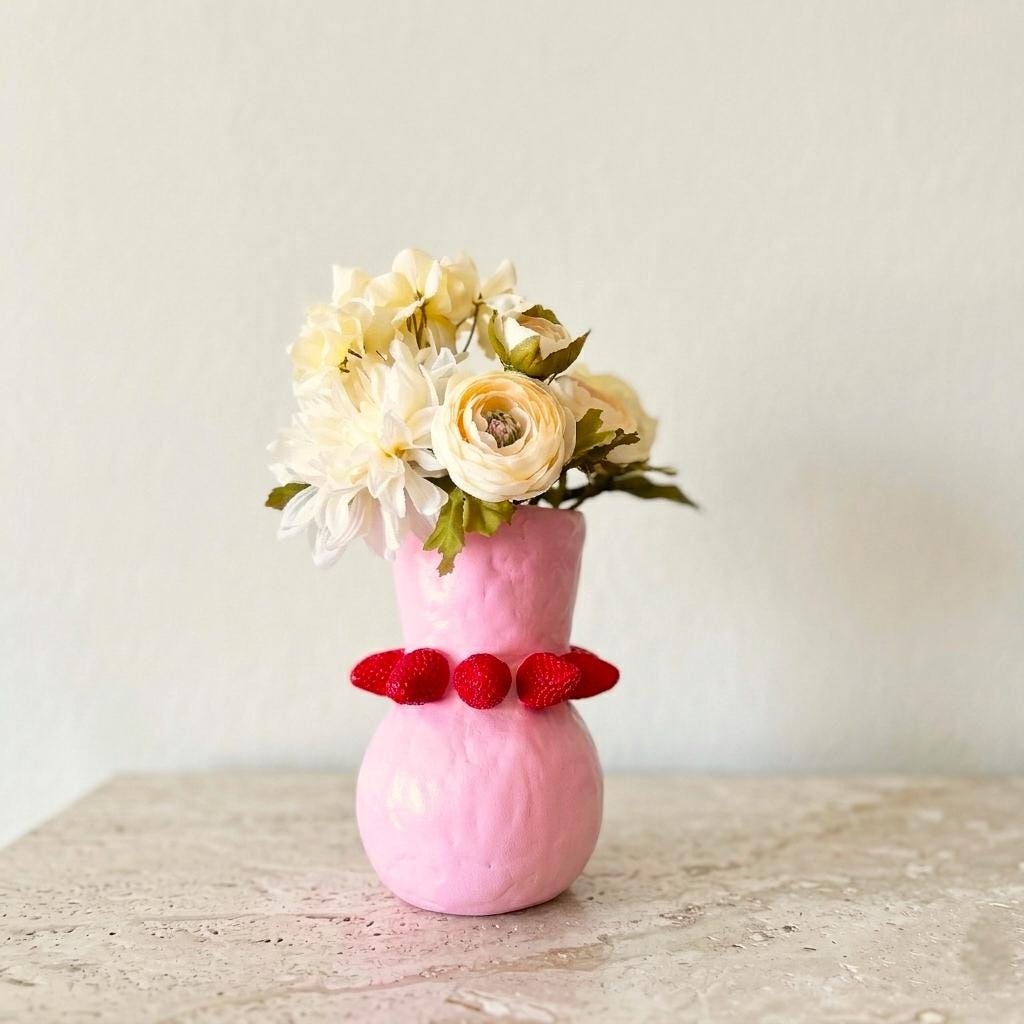 Erdbeer-Vase – Handgemachte Skulptur aus lufthärtendem Ton mit geformten Frucht-Details