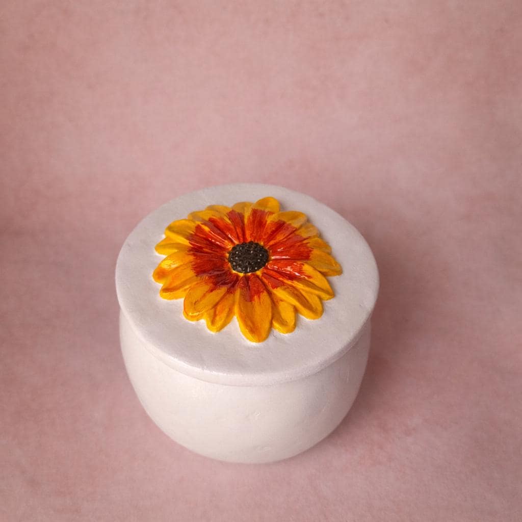 Gerbera-Schmuckkästchen – Handgefertigte Dose aus lufthärtendem Ton mit geformtem Blumendeckel