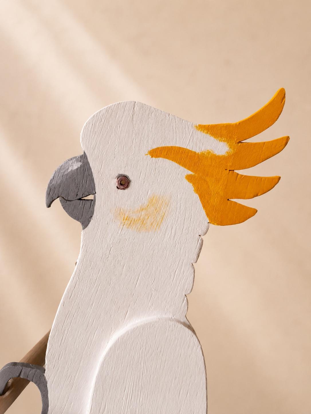 Kakadu Skulptur – handgefertigte tropische Vogelfigur aus Holz mit Paket-Detail