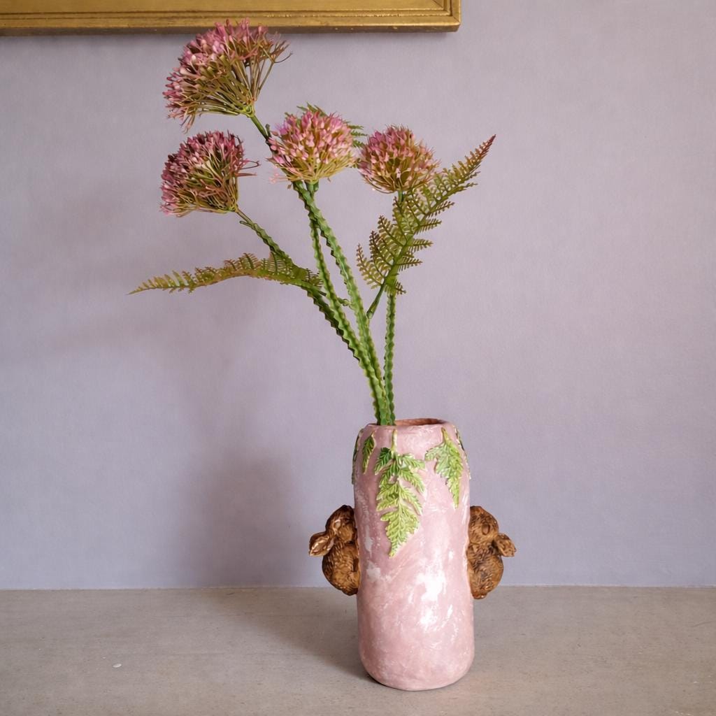 Hasenvase – Handgemachte Skulptur aus lufttrocknendem Ton mit Waldhasen & Farnblättern