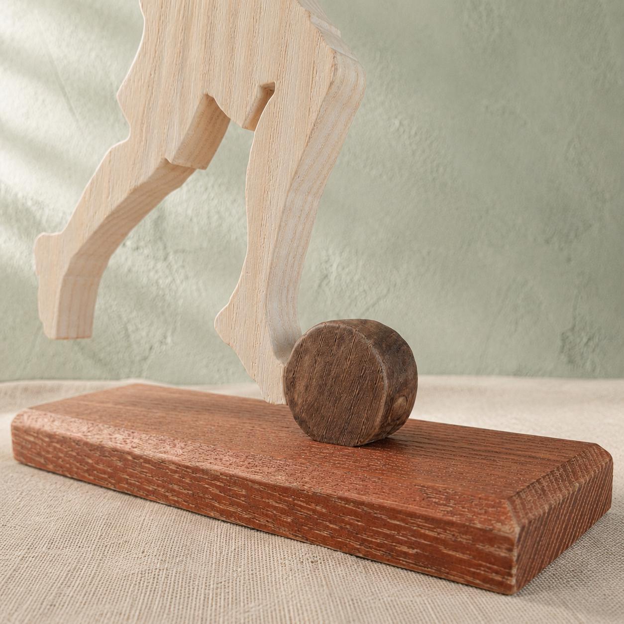Fußballspieler-Skulptur – Handgemachte Holz-Fußballfigur auf Holzsockel