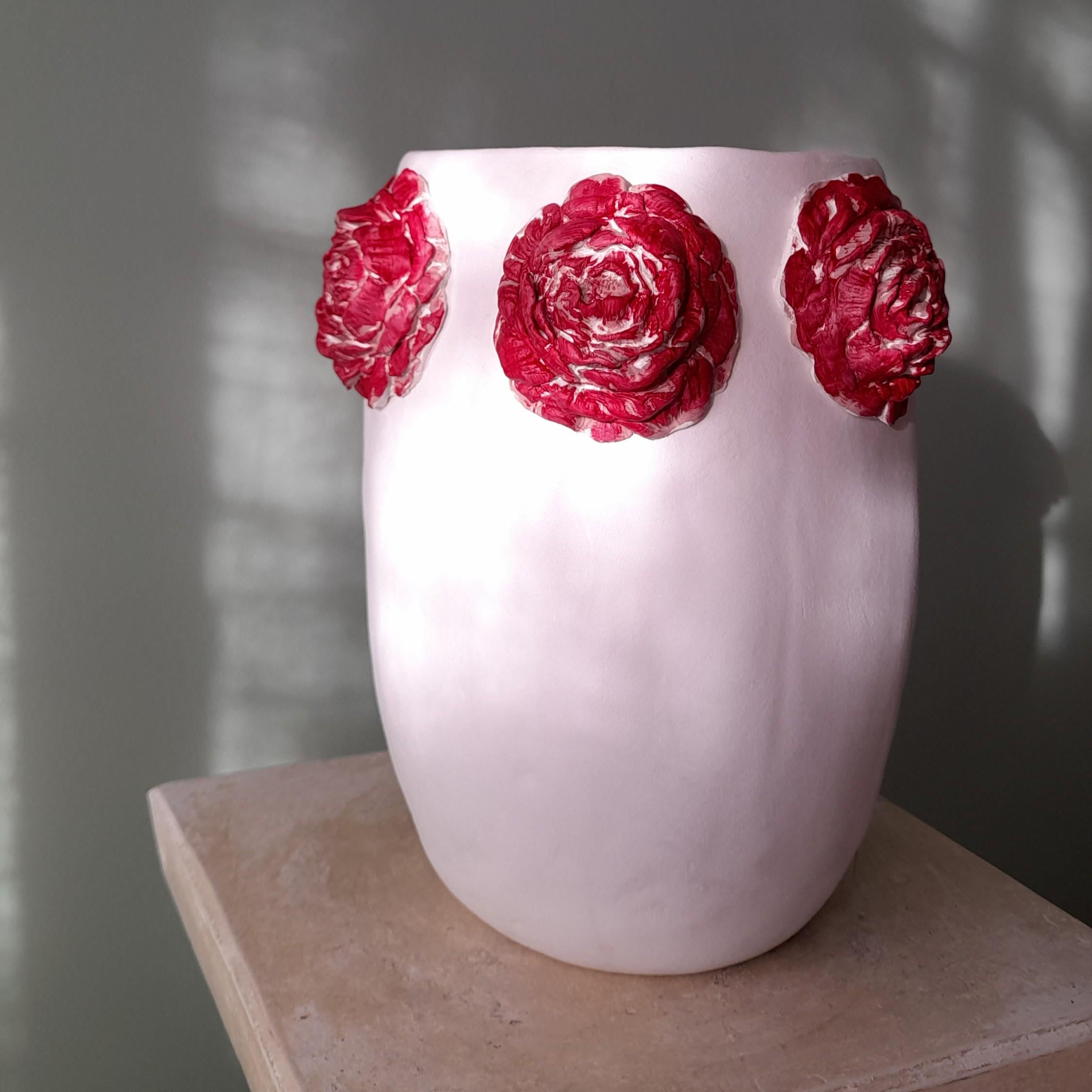 Kamelienvase – handgefertigte Skulptur aus lufthärtendem Ton mit rotem Blumenrelief