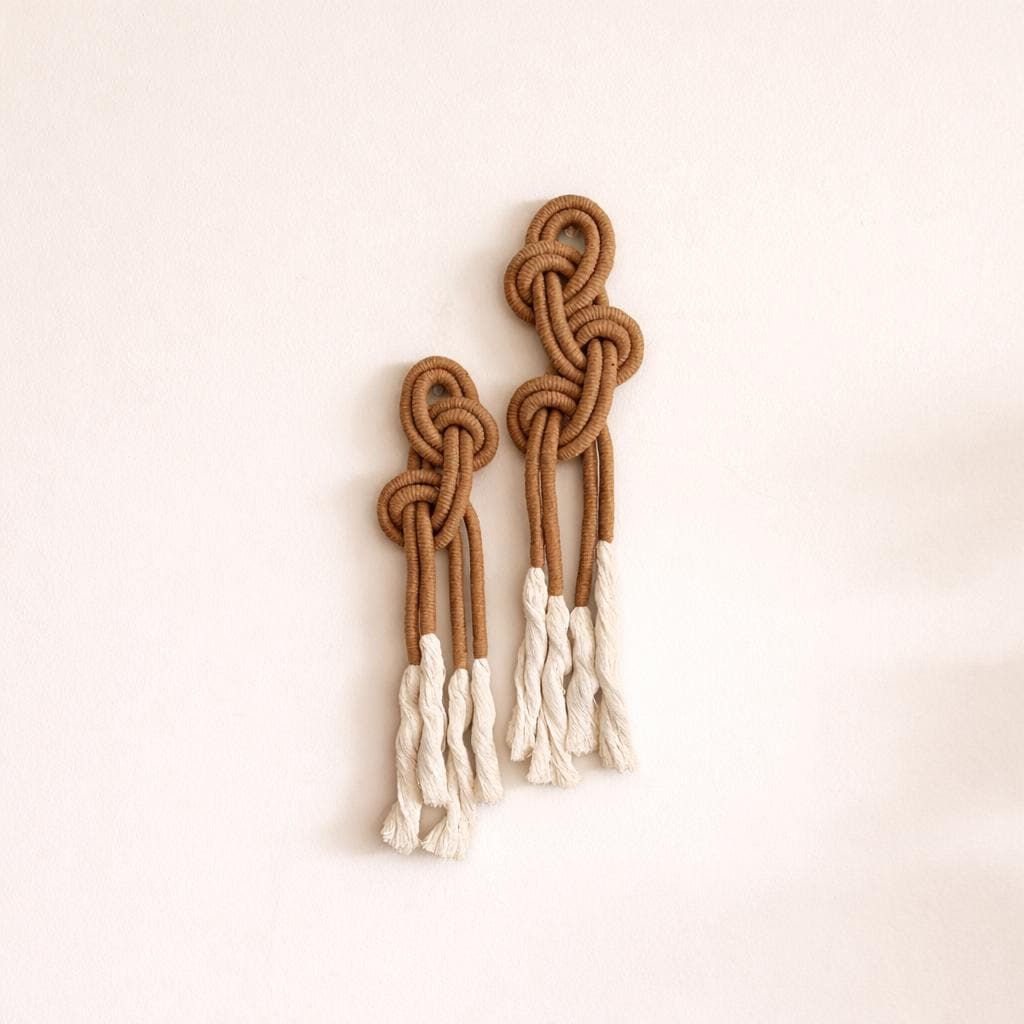 Wandbehang-Set „Tanzende Knoten“ – handgefertigtes Makramee-Duo mit skulpturalen Knoten und fließenden Fransen
