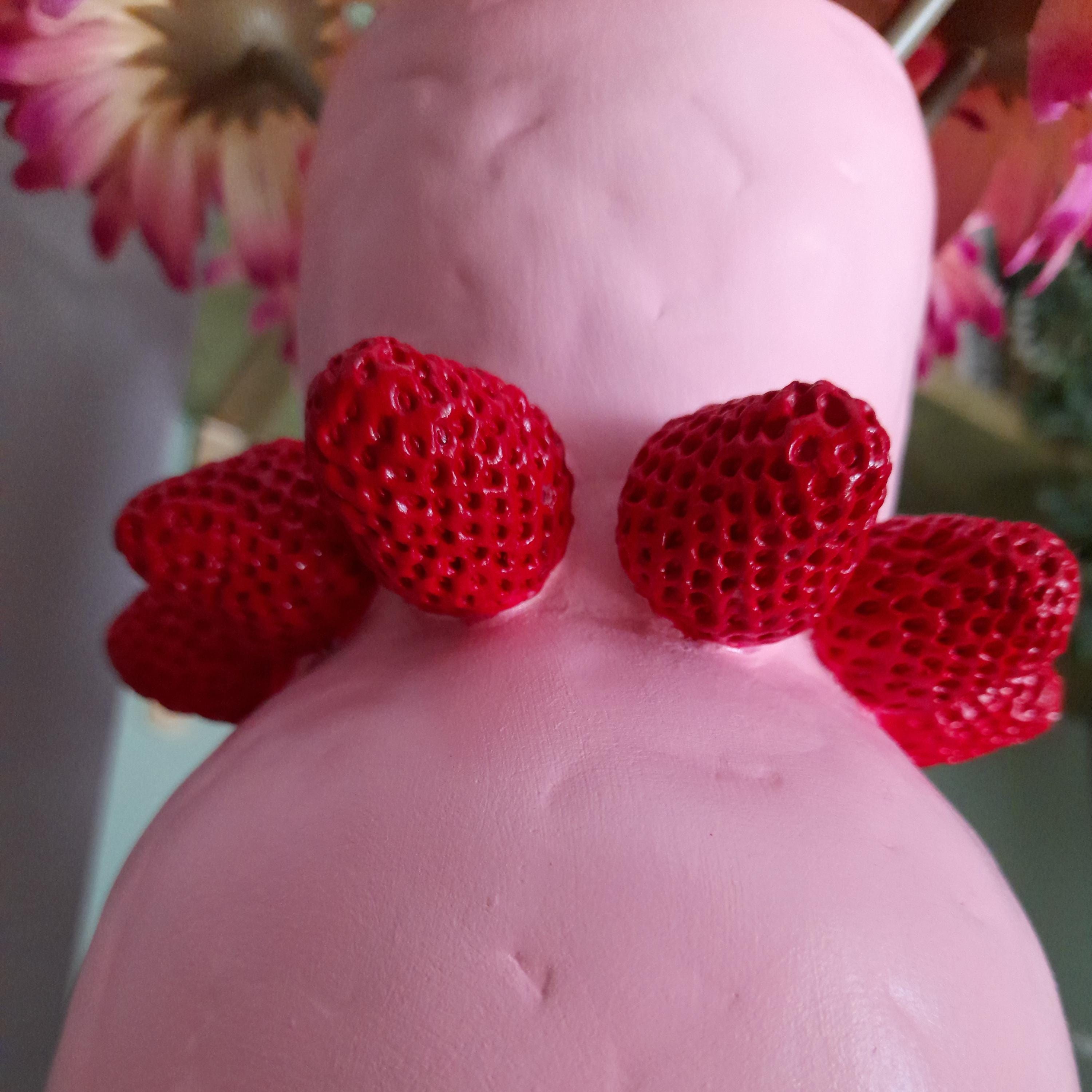 Erdbeer-Vase – Handgemachte Skulptur aus lufthärtendem Ton mit geformten Frucht-Details