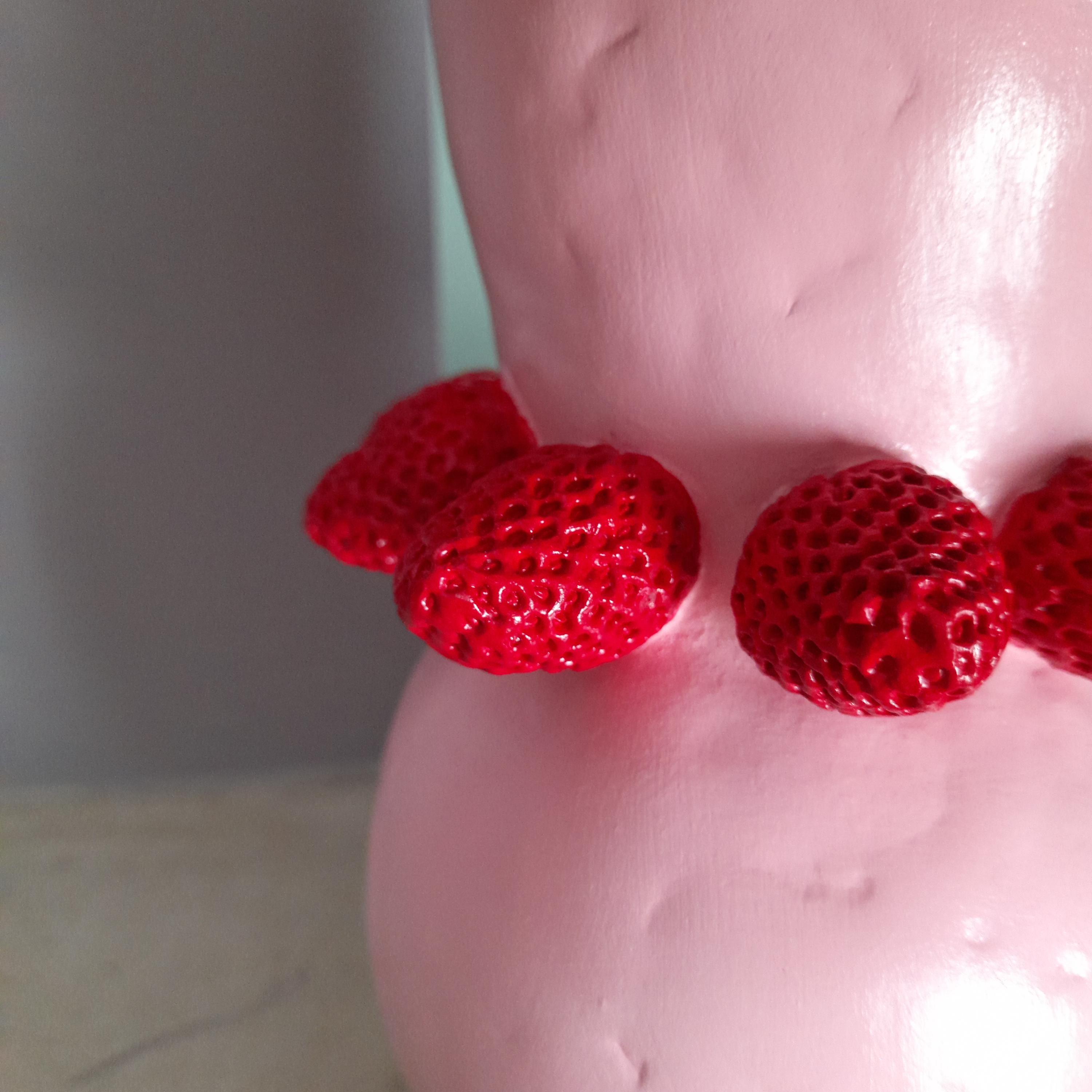 Erdbeer-Vase – Handgemachte Skulptur aus lufthärtendem Ton mit geformten Frucht-Details