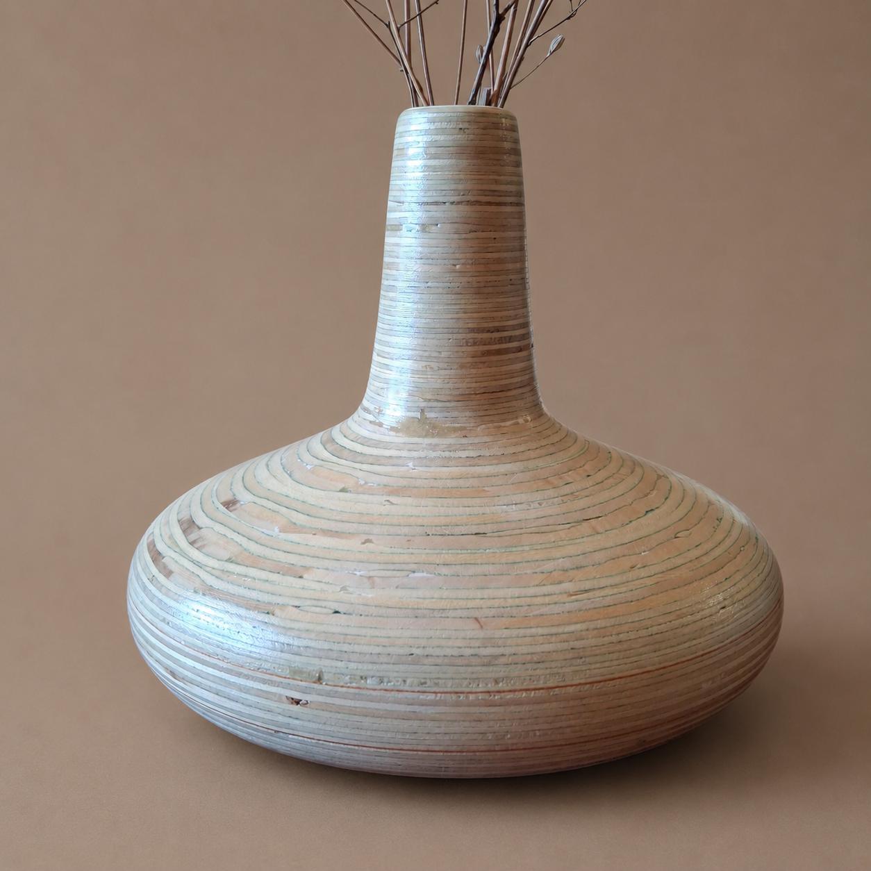Aurora Vase – Handgedrehte Holzvase mit skulpturaler Form