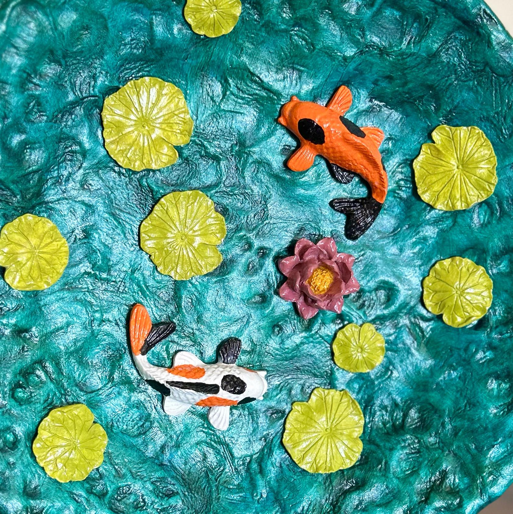 Koi-Teich Dekoteller – Handgemacht aus lufthärtendem Ton | 24cm | Wandkunst & Tafelaufsatz