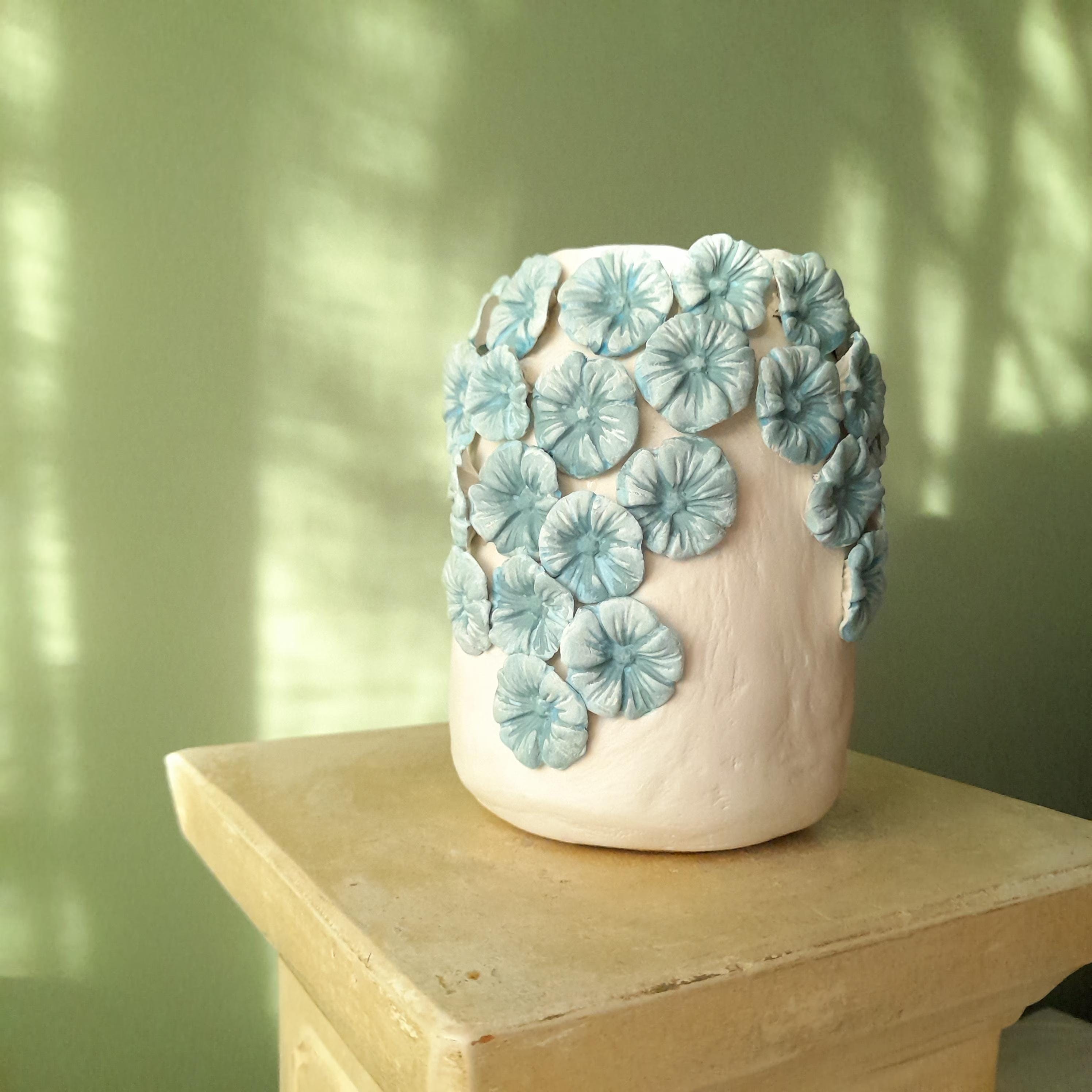 Hortensien-Vase – Handgemachte Skulptur aus lufthärtendem Ton mit geformten Blumendetails
