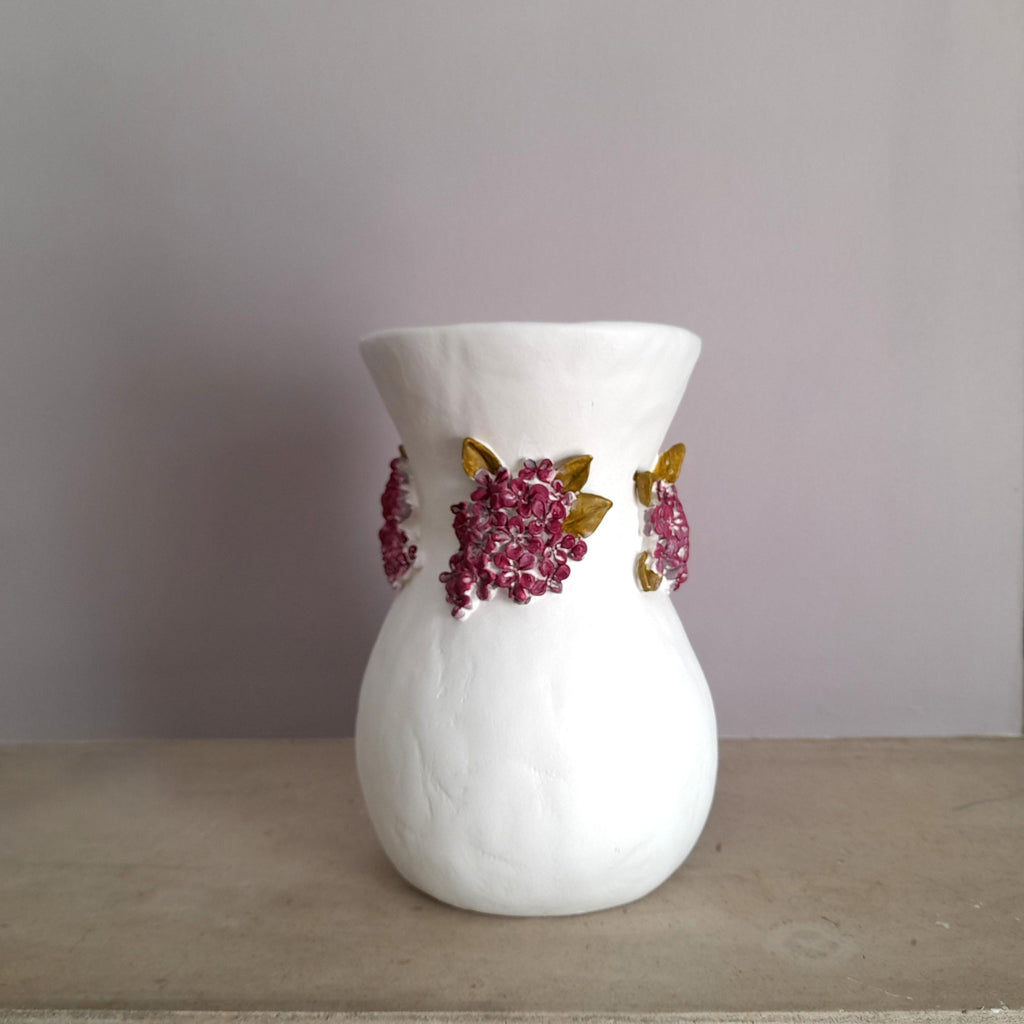 Jarra de Flores Silvestres – Escultura Artesanal em Argila com Relevo Floral Rosa e Lilás