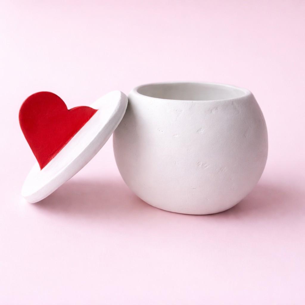 Stored Love – Handgemachte Herz-Schmuckschatulle aus lufthärtendem Ton & Glas
