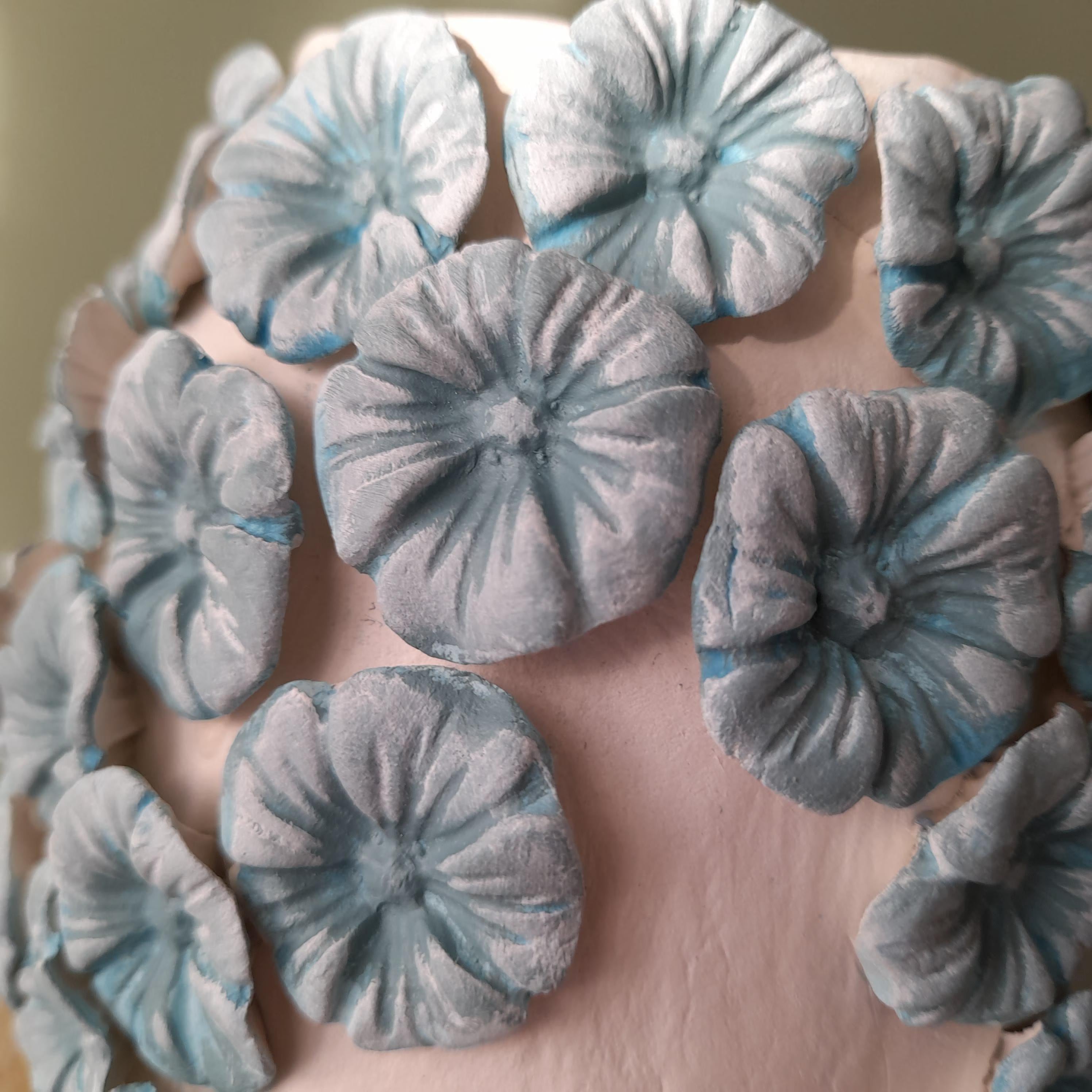 Hortensien-Vase – Handgemachte Skulptur aus lufthärtendem Ton mit geformten Blumendetails