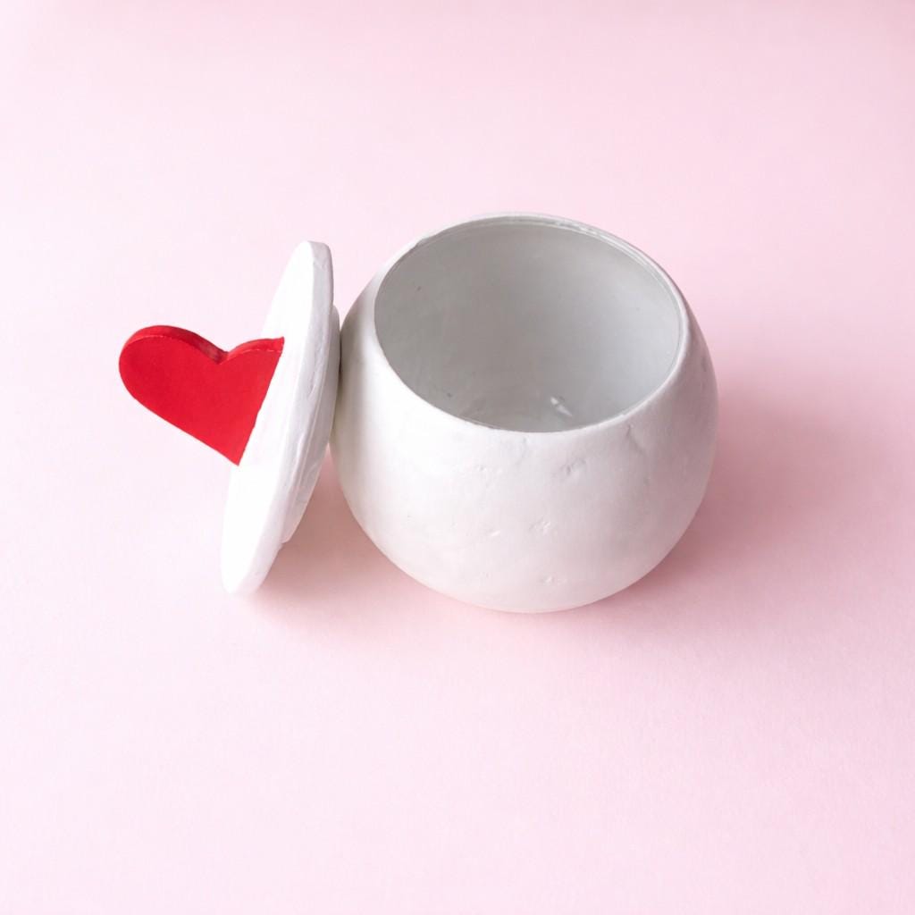 Stored Love – Handgemachte Herz-Schmuckschatulle aus lufthärtendem Ton & Glas