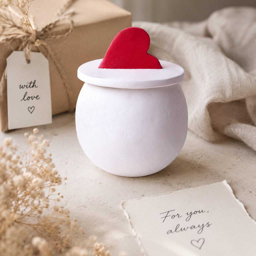 Stored Love – Handgemachte Herz-Schmuckschatulle aus lufthärtendem Ton & Glas