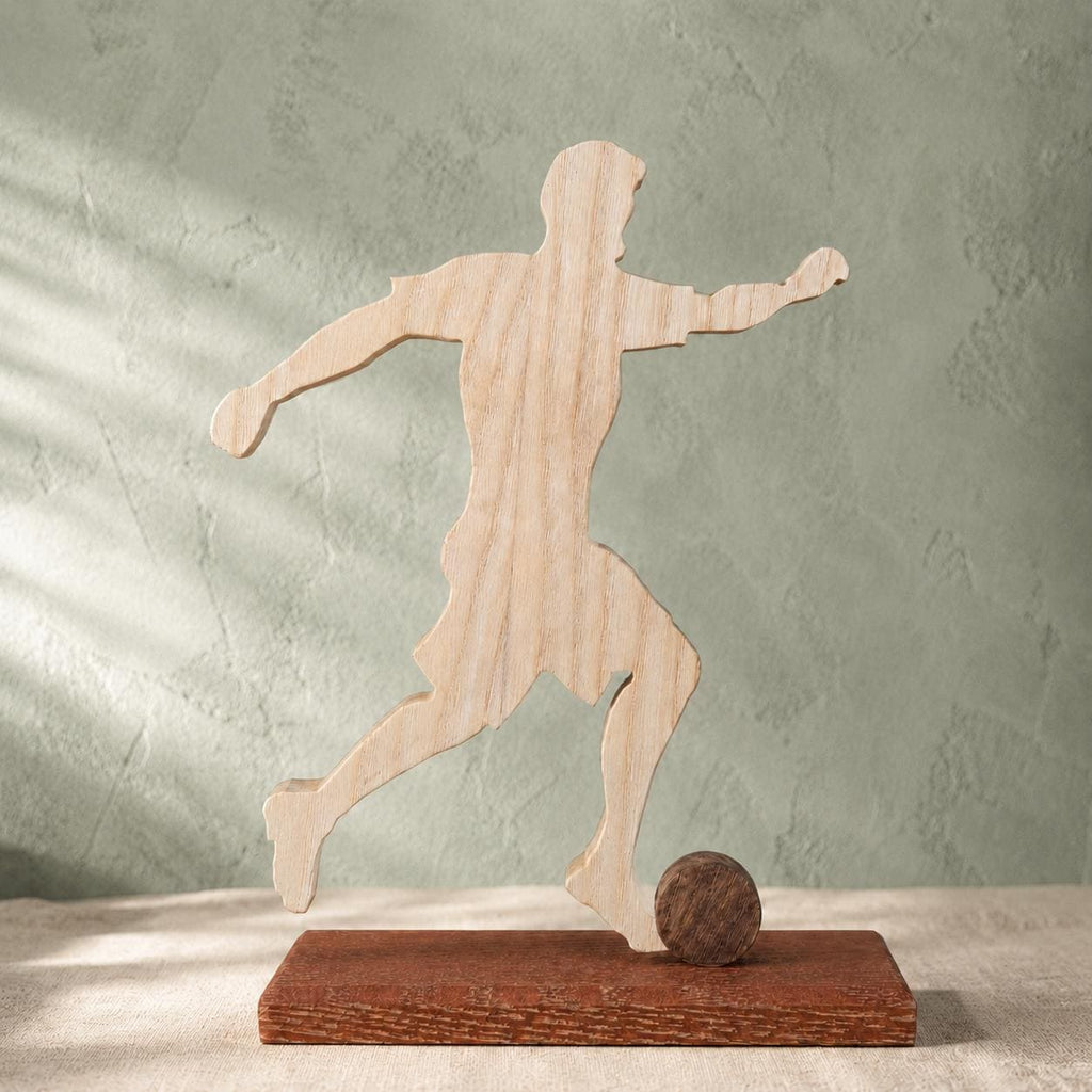 Fußballspieler-Skulptur – Handgemachte Holz-Fußballfigur auf Holzsockel